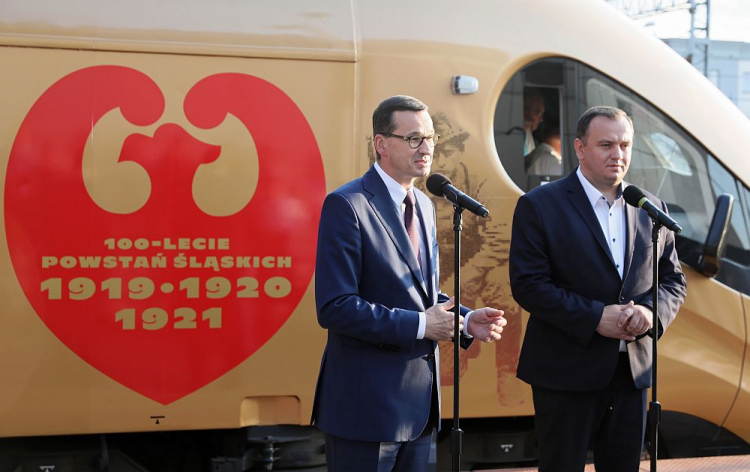 Premier Mateusz Morawiecki (L) oraz marszałek województwa śląskiego Jakub Chełstowski podczas inauguracji specjalnego pociągu Kolei Śląskich, kursującego pod nazwą „Powstaniec Śląski”. Fot. PAP/A. Grygiel Premier Mateusz Morawiecki (L) oraz marszałek województwa śląskiego Jakub Chełstowski podczas inauguracji specjalnego pociągu Kolei Śląskich, kursującego pod nazwą „Powstaniec Śląski”. Fot. PAP/A. Grygiel
