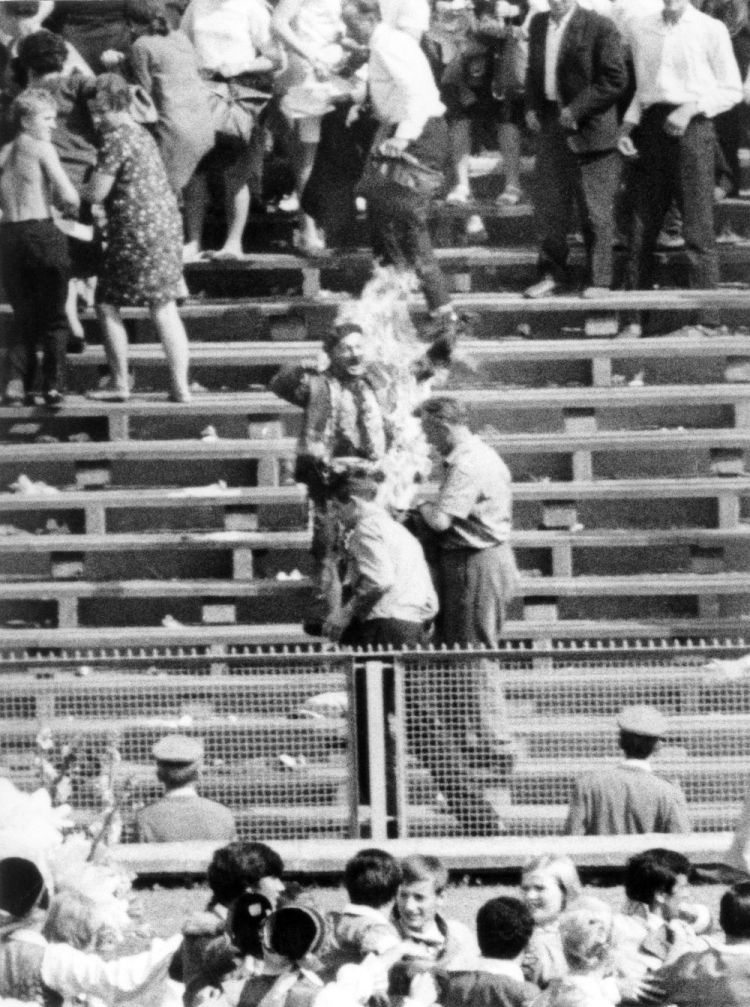 Warszawa 08.09.1968. Ryszard Siwiec, żołnierz AK, protestując przeciwko inwazji na Czechosłowację dokonuje samospalenia w czasie ogólnokrajowych dożynek na Stadionie Dziesięciolecia w obecności szefów partii, dyplomatów i 100 tysięcy widzów. PAP/L. Łożyński Warszawa 08.09.1968. Ryszard Siwiec, żołnierz AK, protestując przeciwko inwazji na Czechosłowację dokonuje samospalenia w czasie ogólnokrajowych dożynek na Stadionie Dziesięciolecia w obecności szefów partii, dyplomatów i 100 tysięcy widzów. PAP/L. Łożyński