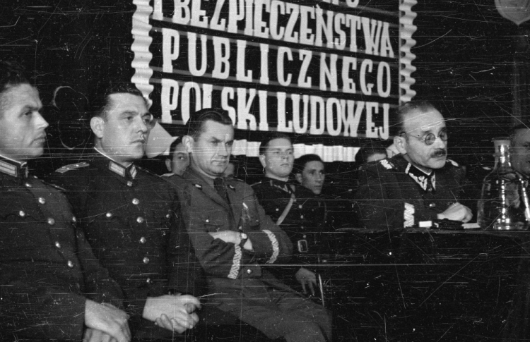 Warszawa, 1948-10-09. Uroczysta akademia w klubie MBP (Ministerstwa Bezpieczeństwa Publicznego) przy al. Wyzwolenia z okazji czwartej rocznicy istnienia Milicji Obywatelskiej. W prezydium zasiedli: minister bezpieczeństwa publicznego Stanisław Radkiewicz, gen. Franciszek Jóźwiak ps. Witold, wiceminister obrony narodowej gen. Piotr Jaroszewicz, gen. Konrad Świetlik i przedstawiciele delegacji zagranicznych. Nz. m.in. gen. Franciszek Jóźwiak ps. Witold (P), gen. Piotr Jaroszewicz (3L). Fot. PAP/CAF Warszawa, 1948-10-09. Uroczysta akademia w klubie MBP (Ministerstwa Bezpieczeństwa Publicznego) przy al. Wyzwolenia z okazji czwartej rocznicy istnienia Milicji Obywatelskiej. W prezydium zasiedli: minister bezpieczeństwa publicznego Stanisław Radkiewicz, gen. Franciszek Jóźwiak ps. Witold, wiceminister obrony narodowej gen. Piotr Jaroszewicz, gen. Konrad Świetlik i przedstawiciele delegacji zagranicznych. Nz. m.in. gen. Franciszek Jóźwiak ps. Witold (P), gen. Piotr Jaroszewicz (3L). Fot. PAP/CAF