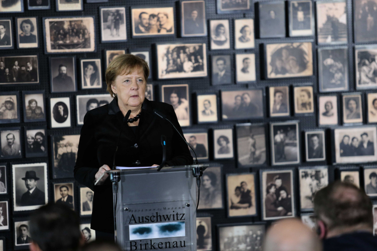 Oświęcim, 06.12.2019. Kanclerz Niemiec Angela Merkel podczas uroczystości 10-lecia Fundacji Auschwitz-Birkenau na terenie obozu. PAP/A. Grygiel Oświęcim, 06.12.2019. Kanclerz Niemiec Angela Merkel podczas uroczystości 10-lecia Fundacji Auschwitz-Birkenau na terenie obozu. PAP/A. Grygiel